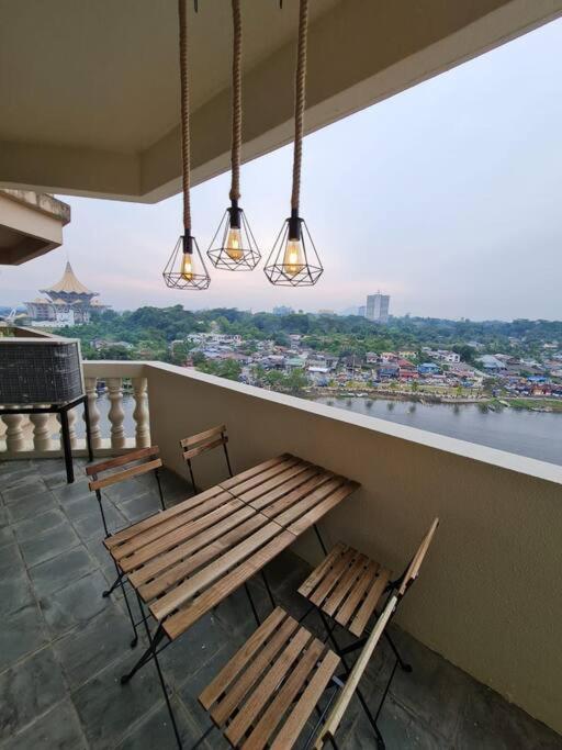 Lovely Waterfront Riverbank Suite With Pool A2 쿠칭 외부 사진