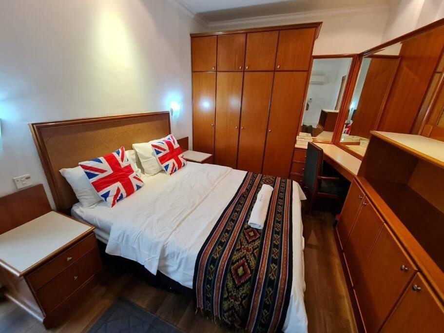Lovely Waterfront Riverbank Suite With Pool A2 쿠칭 외부 사진