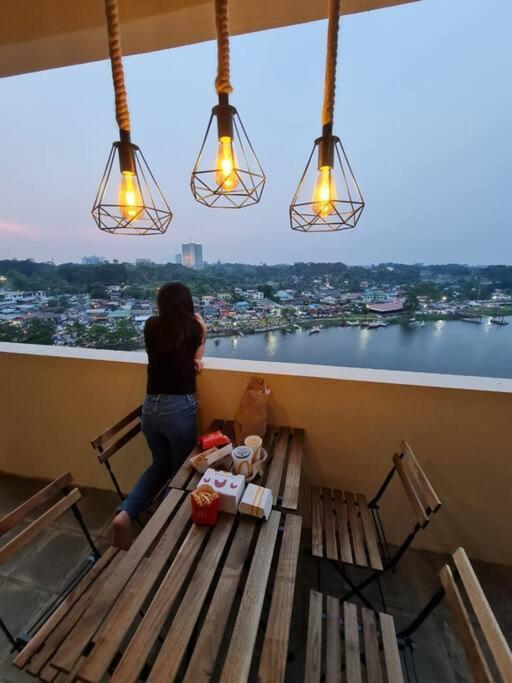 Lovely Waterfront Riverbank Suite With Pool A2 쿠칭 외부 사진
