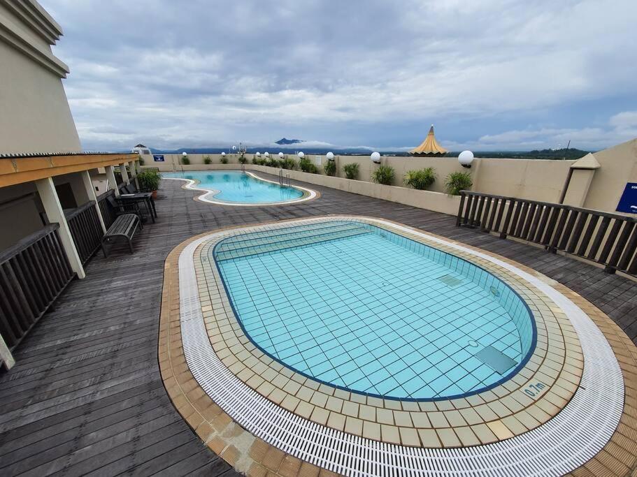Lovely Waterfront Riverbank Suite With Pool A2 쿠칭 외부 사진