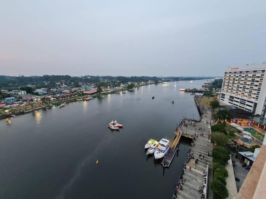 Lovely Waterfront Riverbank Suite With Pool A2 쿠칭 외부 사진
